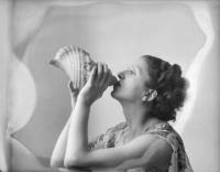 roger-parry-femme-soufflant-dans-un-gros-coquillagend
