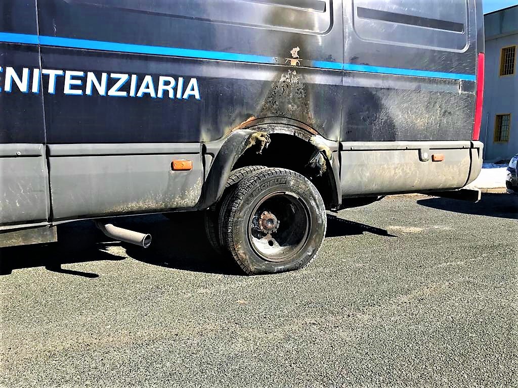 Saluzzo_furgone_blindato_cellulare_Polizia_Penitenziaria_incendiato_febbraio_2019