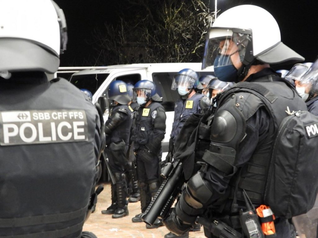 -manifestanti-polizia-manifestazione-scontri-azione-stazione-ofzl