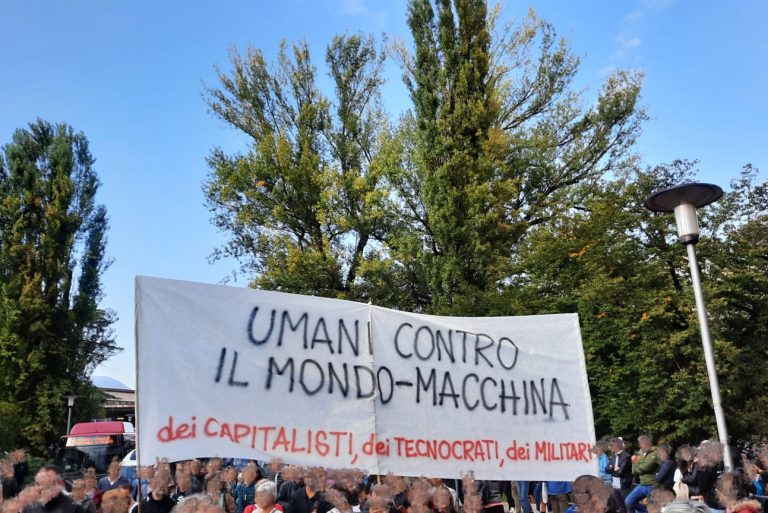 Umani-contro-il-mondo-macchina-1536x86432-1-768x513