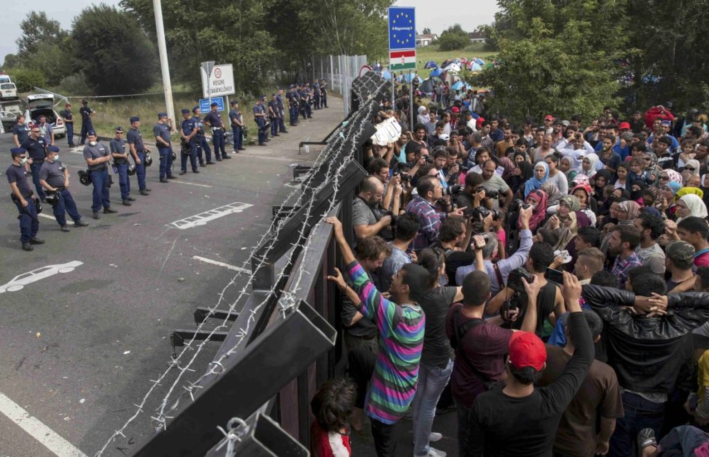 17inchiestaf01-ungheria-confine-serbia-muro-profughi-immigrati-migranti-scontri-g-polizia-ggt51