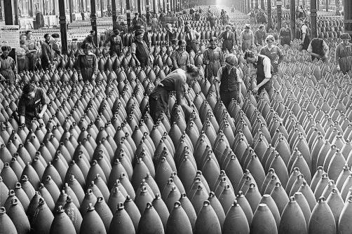 economia-di-guerra_fabbrica-proiettili-cannone